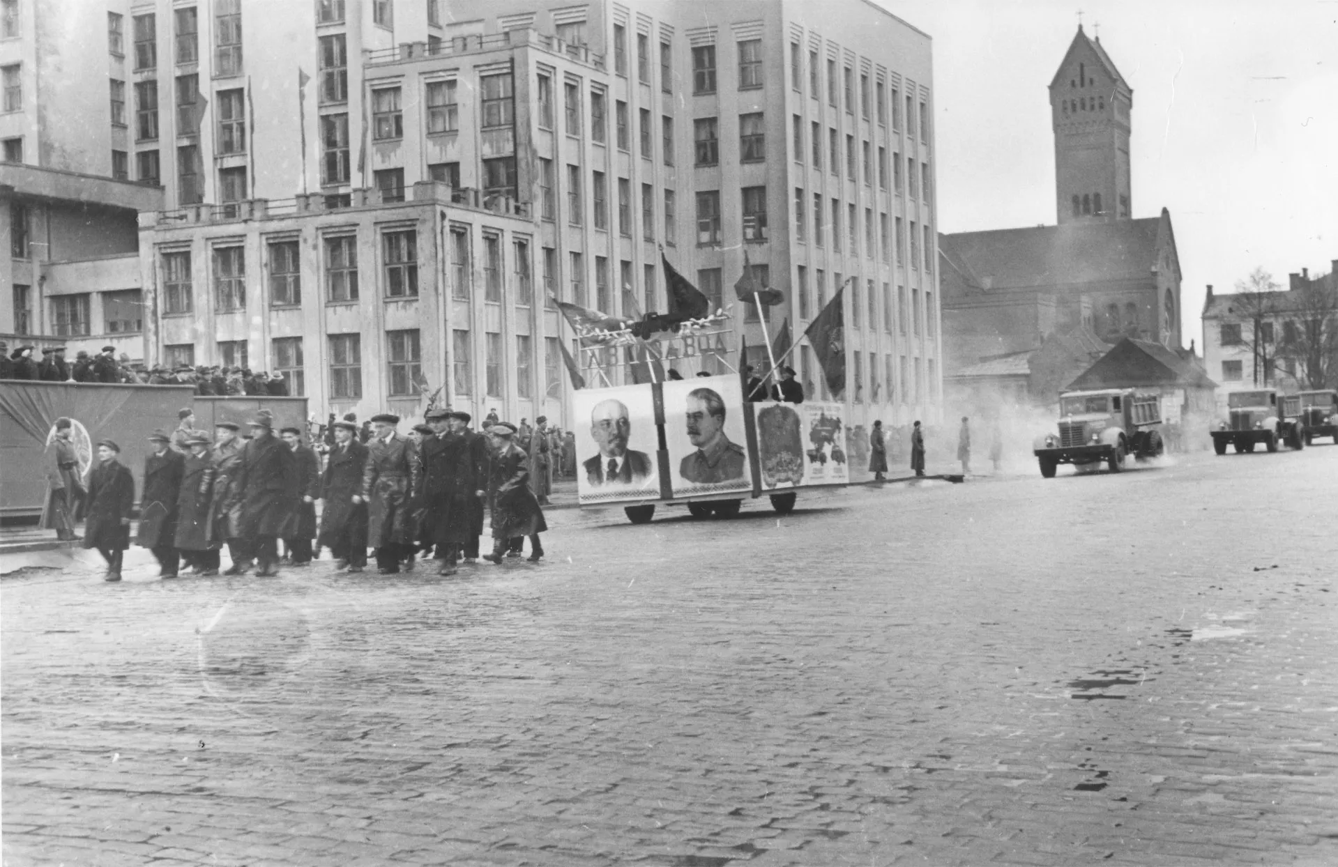 30-я годовщина Октябрьской революции и первые 5 автомобилей МАЗ-205 | Фото 1 30-я годовщина Октябрьской революции и первые 5 автомобилей МАЗ-205